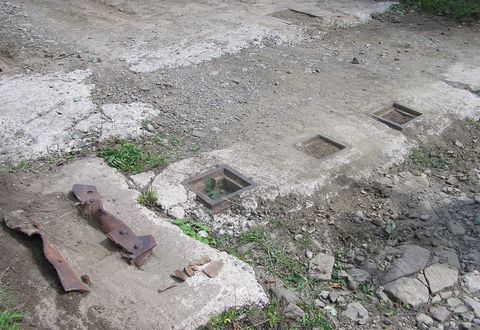 Almamező, az első szerb-sorompó maradványai a Vecsa patak völgyében