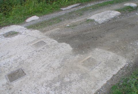 Almamező, a második szerb-sorompó és a betonszekrényes járműterelő maradványai