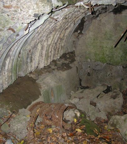 Almamező, felrobbantott fedezék maradványai a Vecsa-patakot övező dombokon