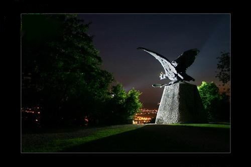 A bánhidai csata emlékműve éjszakai megvilágításban