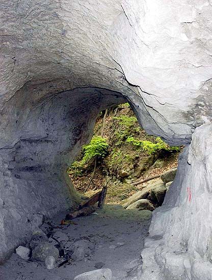 Az Árpád sírjának tartott barlang kijárata