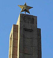 A munkcsi szovjet emlkmnek a turulbl ksztett tg csillaga