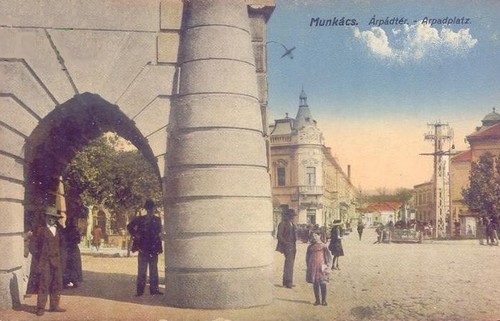 Munkács Árpád tér (Az Árpád szobor helyén álló villanyoszloppal)