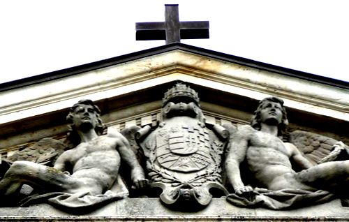 Az ezredévi emlékkápolna timpanonjában lévő nagy címer (Bezerédi Gyula)